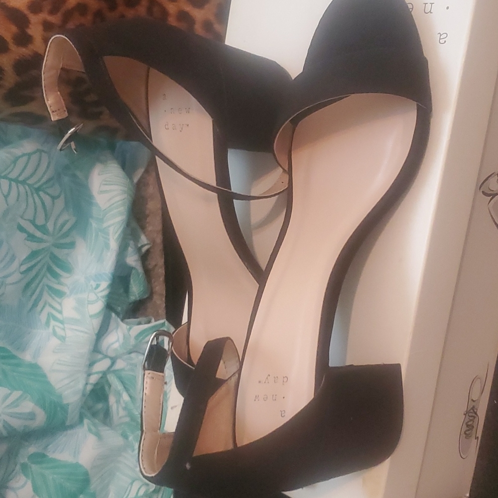 Black scrappy Low chunky heels